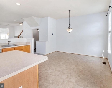 1020 Meandering Way - Photo Thumbnail 12