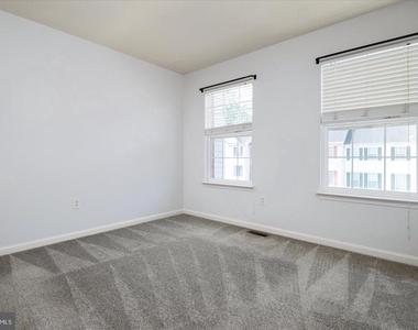 1020 Meandering Way - Photo Thumbnail 19