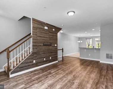 7204 Winding Hills Drive - Photo Thumbnail 5