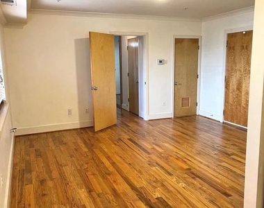 2615 4th Street Ne - Photo Thumbnail 3