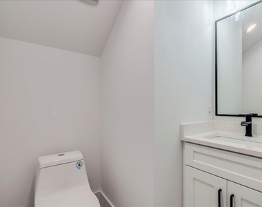 2302 Maxwell Ln - Photo Thumbnail 10