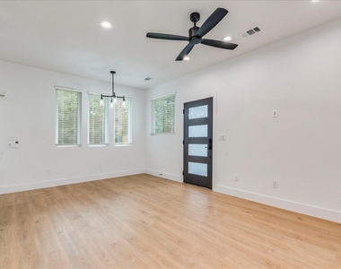 2302 Maxwell Ln - Photo Thumbnail 4
