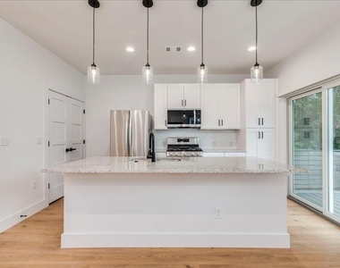 2302 Maxwell Ln - Photo Thumbnail 7