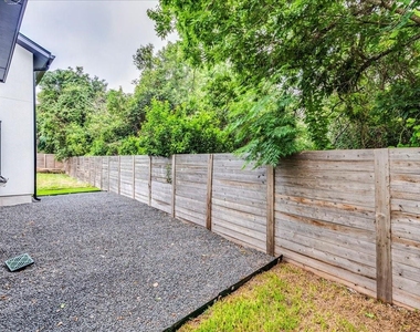 2302 Maxwell Ln - Photo Thumbnail 24