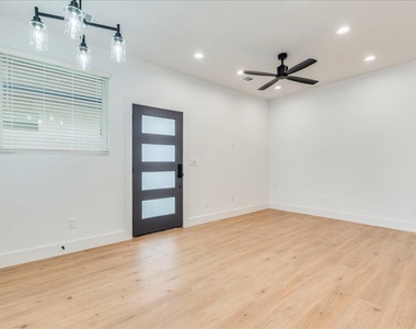 2302 Maxwell Ln - Photo Thumbnail 5