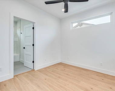 2302 Maxwell Ln - Photo Thumbnail 11
