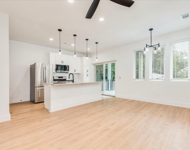 2302 Maxwell Ln - Photo Thumbnail 3