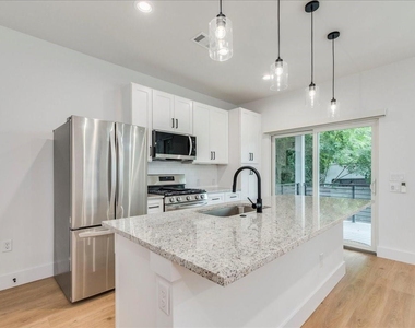 2302 Maxwell Ln - Photo Thumbnail 8