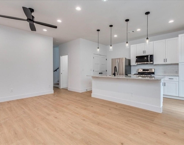 2302 Maxwell Ln - Photo Thumbnail 6