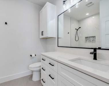 2302 Maxwell Ln - Photo Thumbnail 17