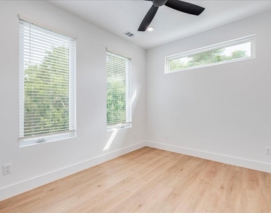 2302 Maxwell Ln - Photo Thumbnail 15