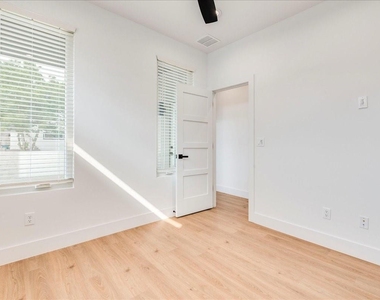 2302 Maxwell Ln - Photo Thumbnail 12