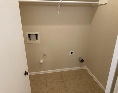 7107 Silver Dale Dr - Photo Thumbnail 10