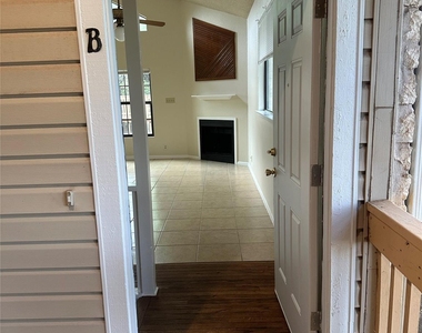 7107 Silver Dale Dr - Photo Thumbnail 2