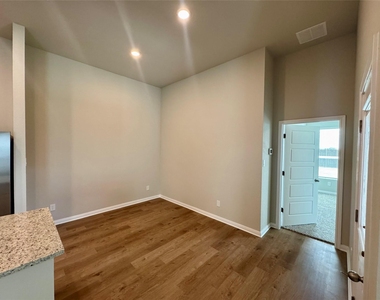 746 Staglin St - Photo Thumbnail 7