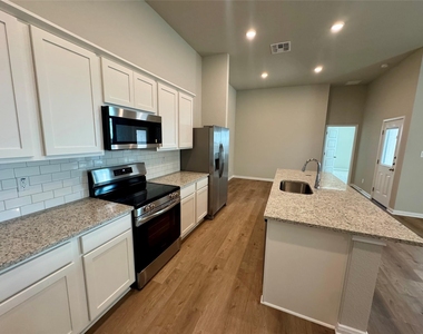 746 Staglin St - Photo Thumbnail 4