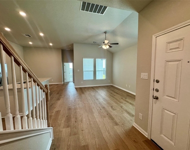 746 Staglin St - Photo Thumbnail 17