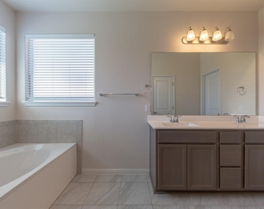 205 Falkland Street - Photo Thumbnail 16