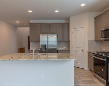 205 Falkland Street - Photo Thumbnail 4