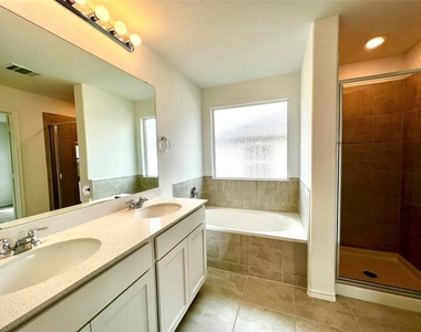 8001 Copper Prairie Bnd - Photo Thumbnail 14