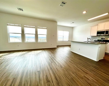 8001 Copper Prairie Bnd - Photo Thumbnail 4