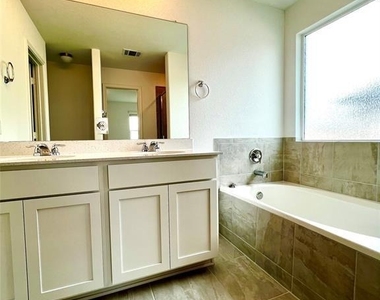 8001 Copper Prairie Bnd - Photo Thumbnail 15