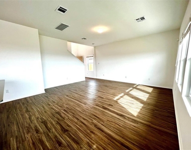 8001 Copper Prairie Bnd - Photo Thumbnail 5