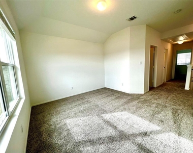 8001 Copper Prairie Bnd - Photo Thumbnail 19