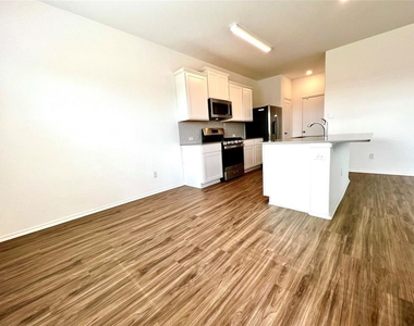 8001 Copper Prairie Bnd - Photo Thumbnail 6