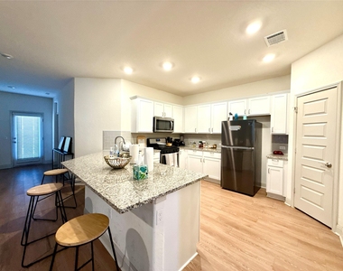 17217 Bassano Ave - Photo Thumbnail 4
