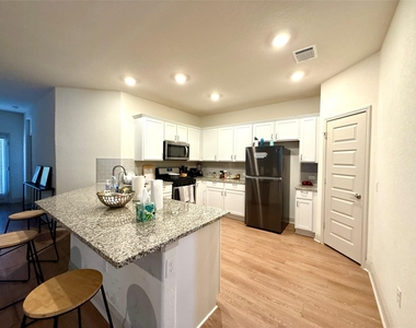 17217 Bassano Ave - Photo Thumbnail 3