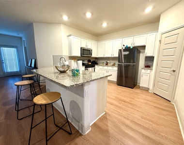 17217 Bassano Ave - Photo Thumbnail 2