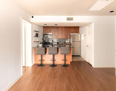 7685 Northcross Dr - Photo Thumbnail 7