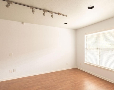 7685 Northcross Dr - Photo Thumbnail 12