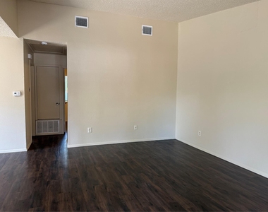 6910 S 1st St - Photo Thumbnail 4