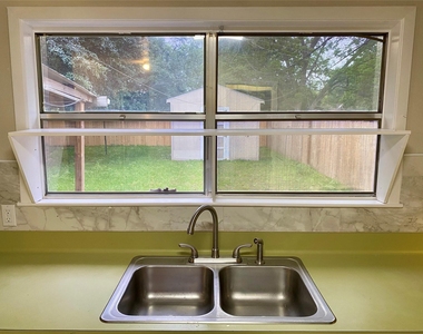 260 Bradford Dr - Photo Thumbnail 8