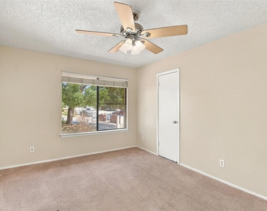 902 Park Village Cv - Photo Thumbnail 9