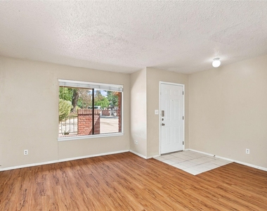 902 Park Village Cv - Photo Thumbnail 3