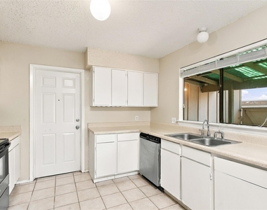 902 Park Village Cv - Photo Thumbnail 8