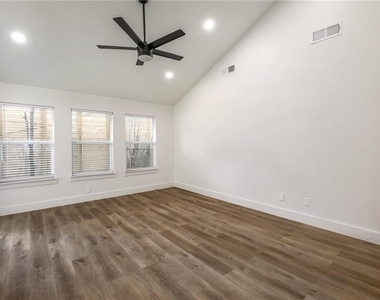 511 E 50th St - Photo Thumbnail 7