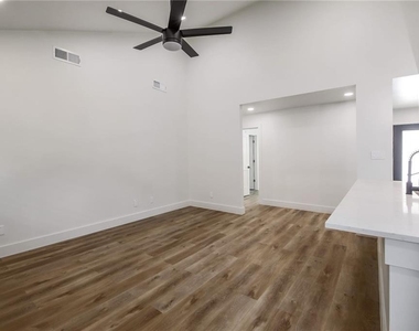 511 E 50th St - Photo Thumbnail 8
