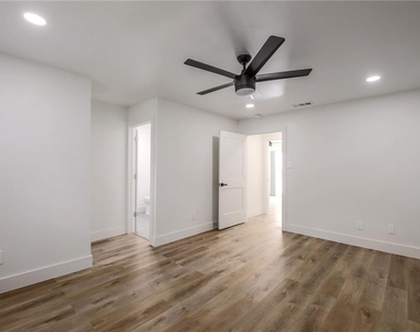 511 E 50th St - Photo Thumbnail 13