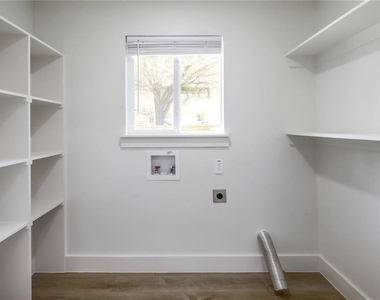 511 E 50th St - Photo Thumbnail 11