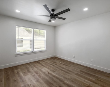 511 E 50th St - Photo Thumbnail 18