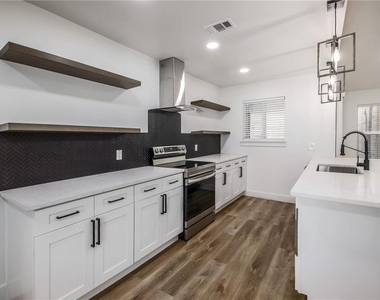511 E 50th St - Photo Thumbnail 9