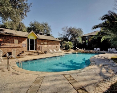 7685 Northcross Dr - Photo Thumbnail 13