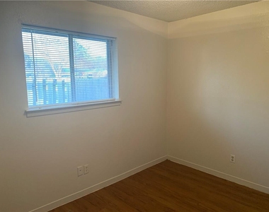 908 Emile St - Photo Thumbnail 6