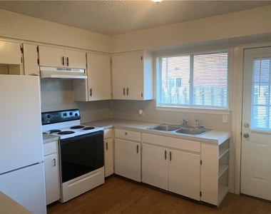 908 Emile St - Photo Thumbnail 2