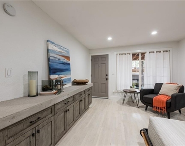 1212 Castle Hill St - Photo Thumbnail 15
