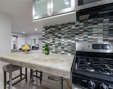1212 Castle Hill St - Photo Thumbnail 22